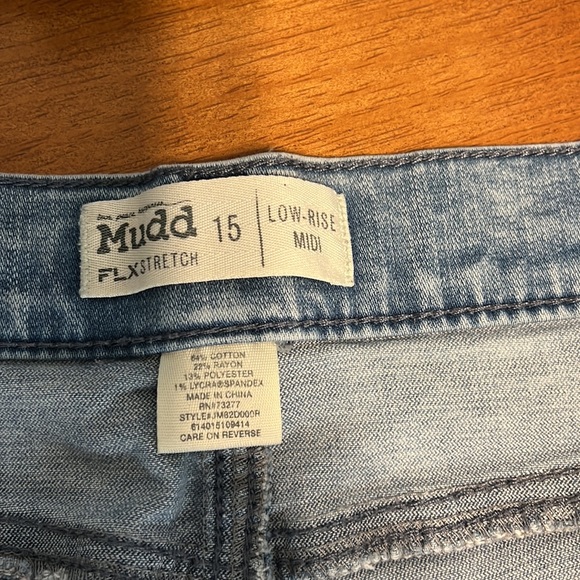 Bundle of distressed Mudd Low Rise MIDI shorts - Picture 6 of 8